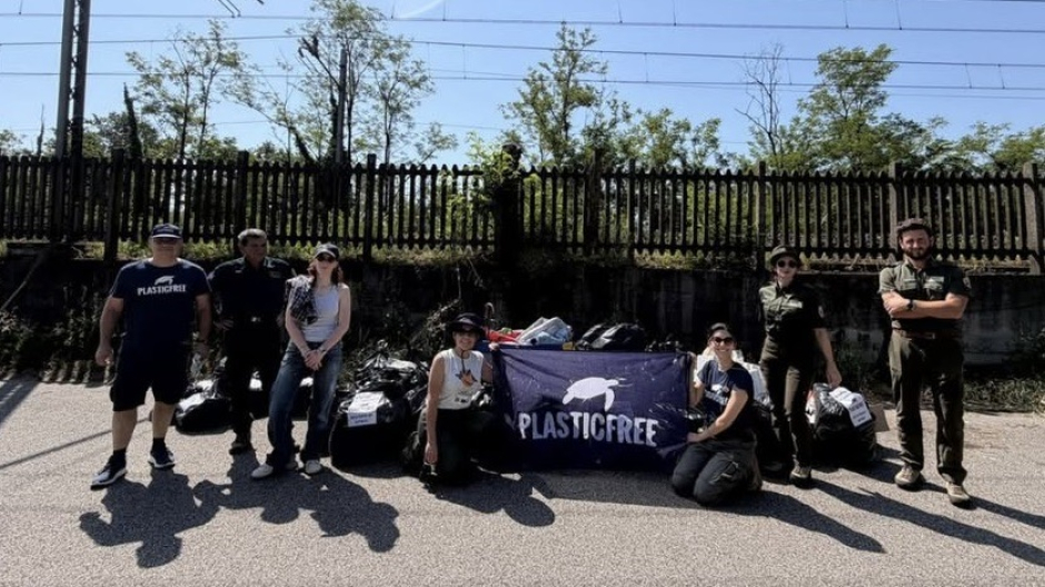 Trecate, pulizia nel Parco del Ticino in collaborazione con Plastic Free